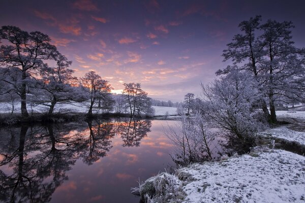 Cielo. Río. Invierno. Nieve