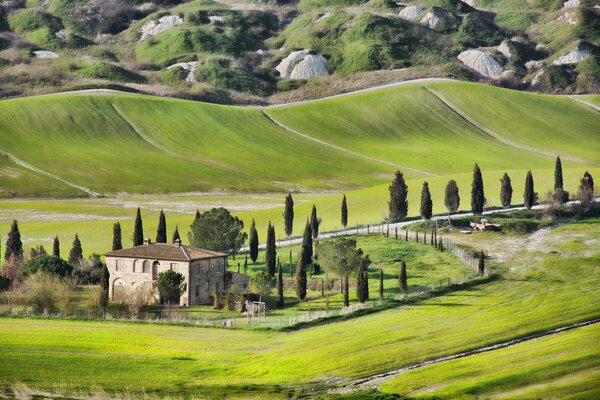 Casa y camino en las colinas de Italia