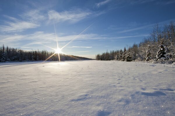 Der Schnee glänzt vor der hellen Wintersonne