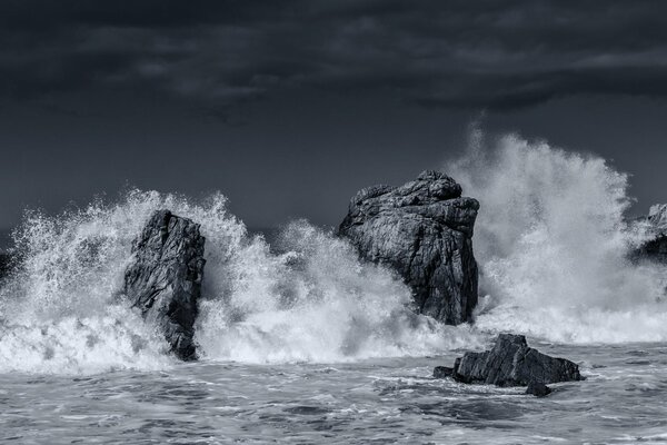 Tempesta oceanica. Onde che battono contro le rocce