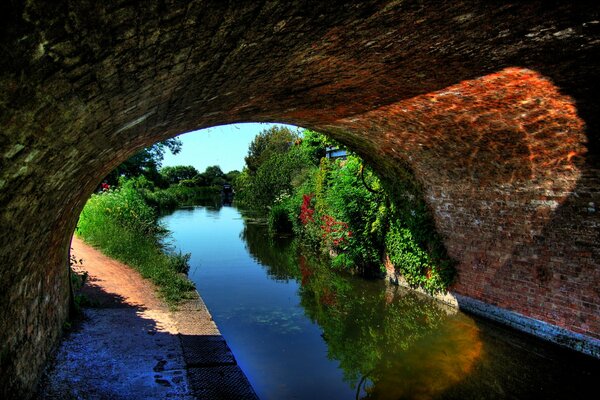 Bright green after a dark arch