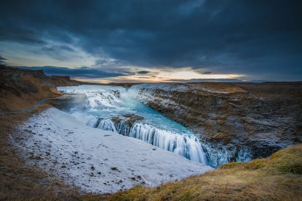 Hipnotyzujący widok na wodospad i zachód słońca na Islandii