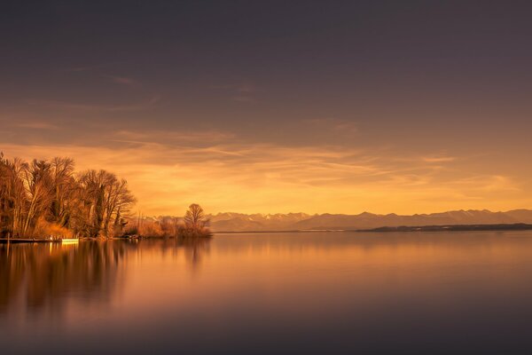 Les derniers rayons du soleil de la journée ont illuminé la maison au bord du lac