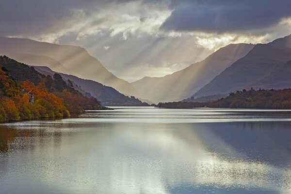 Lago glaciale della contea di Gwynedd in autunno