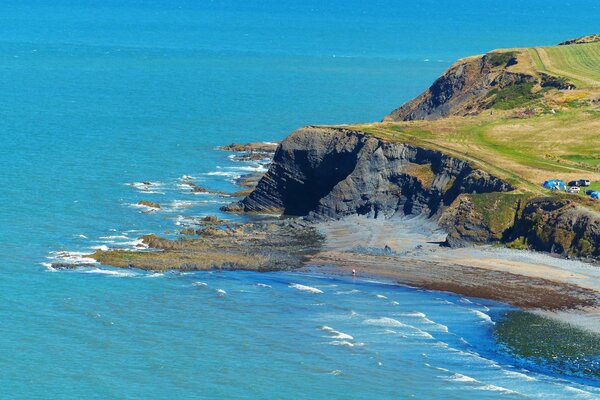 Costa rocosa que se eleva sobre el mar azul