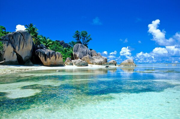 Тропический морской пляж с камнями