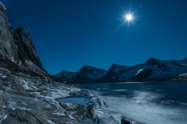 Luz de la Luna de la tarde en los lagos de las montañas