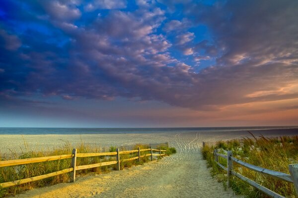 Route de la plage. Beau coucher de soleil