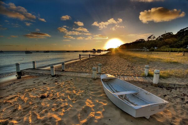 Conocer el amanecer en la costa del mar