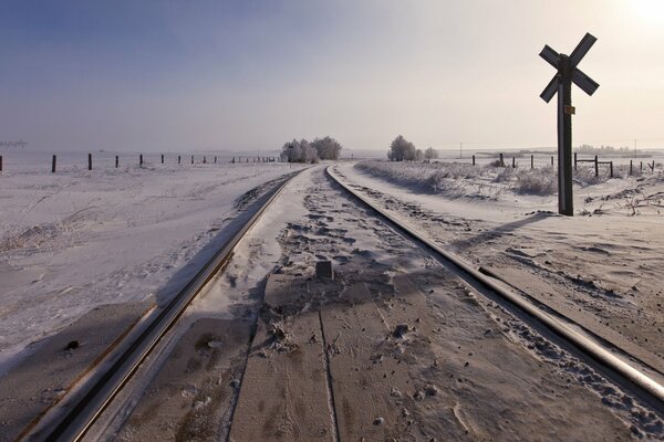 Winter verschneite Eisenbahn