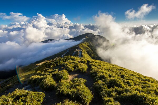 Fotografía de un punto alto de una montaña con nubes