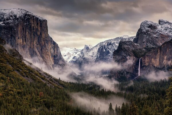 Montagnes enneigées et forêt dans le parc National de Yosemite, USA, Californie