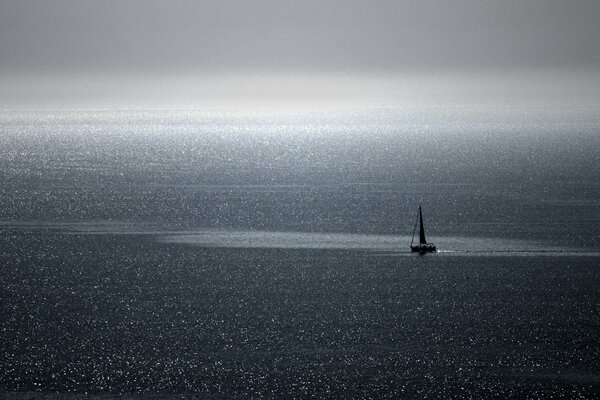 À l horizon, un yacht était visible dans la mer