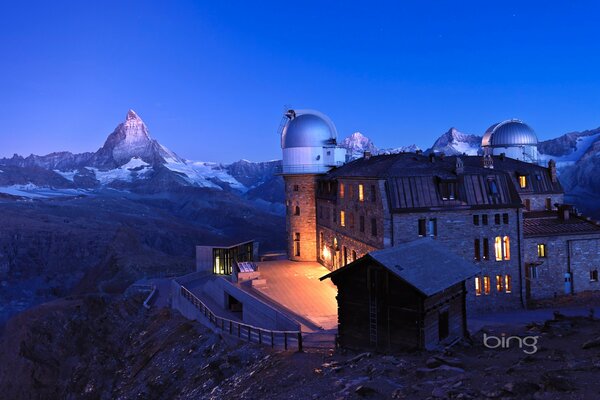 Das Observatorium befindet sich vor dem Hintergrund der Berge