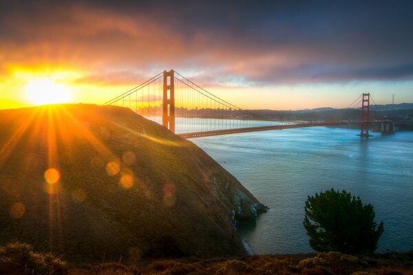 Lever du soleil sur le Golden Gate Bridge en Amérique