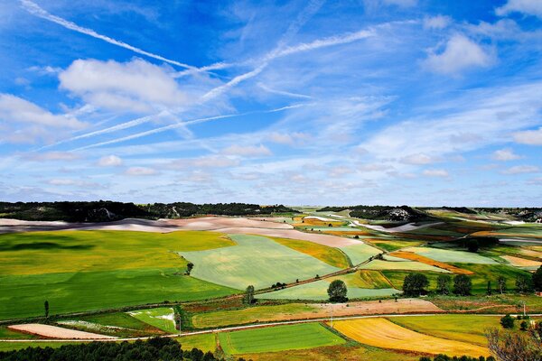 Large vallée . Ciel bleu avec des nuages blancs comme neige