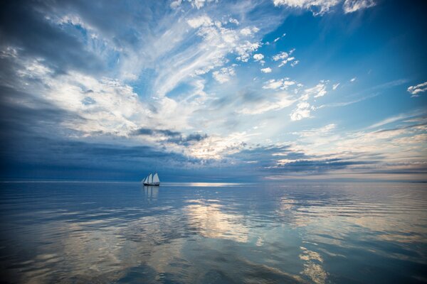 Mar azul a lo lejos navega un barco