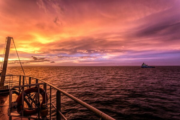 E la nave salpò verso coste sconosciute