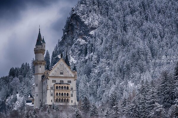 Ein Schloss auf einem Schneeberg. Deutschland