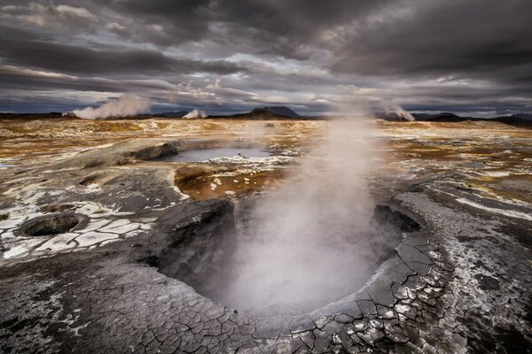 Espectacular paisaje del lago en Islandia