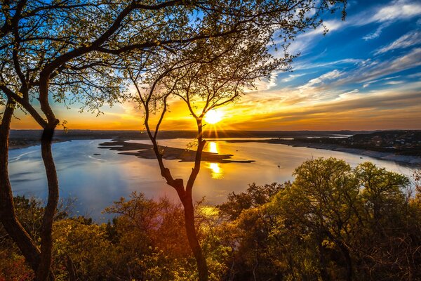 Soleil et nuages sur un lac au Texas