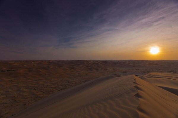 Утреннее солнце в дюнах пустыни