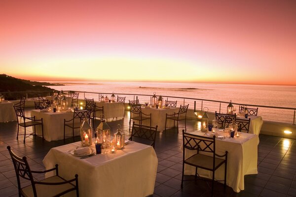 Restaurante frente al mar, con velas