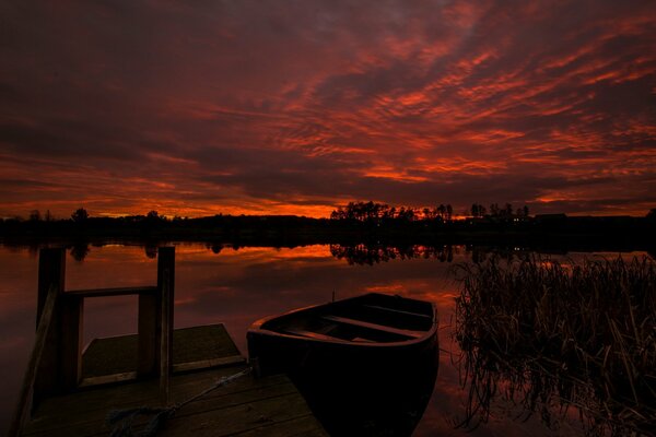 Die letzten Minuten des Sonnenuntergangs am See