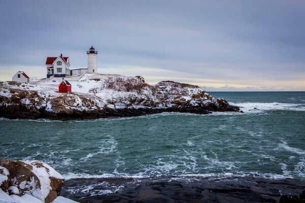 Spannendes Meer im Winter mit Haus und Leuchtturm