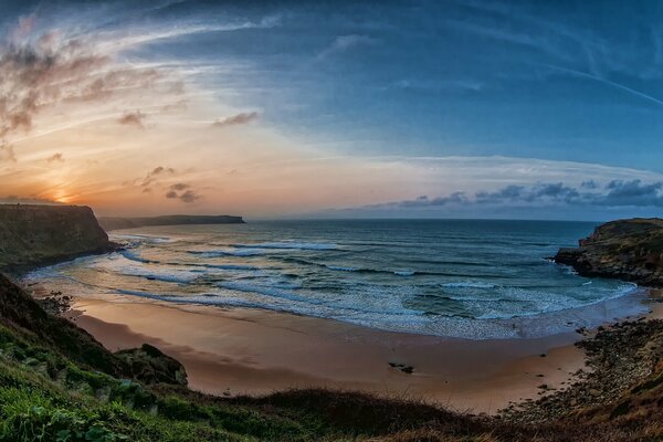 Die Sonne erhellt den Strand am Meer