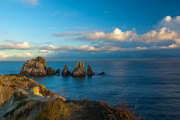 Belleza de la naturaleza. Paisaje con mar y rocas