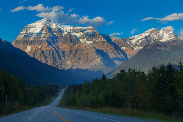 Sommet enneigé de la montagne. Route dans la forêt. Canada