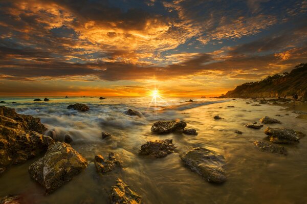 Hermosa puesta de sol en la playa de Malibu en California