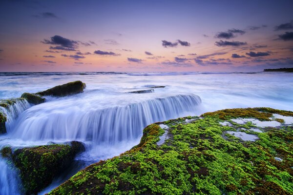 Cascada verde hierba cielo rosa raya