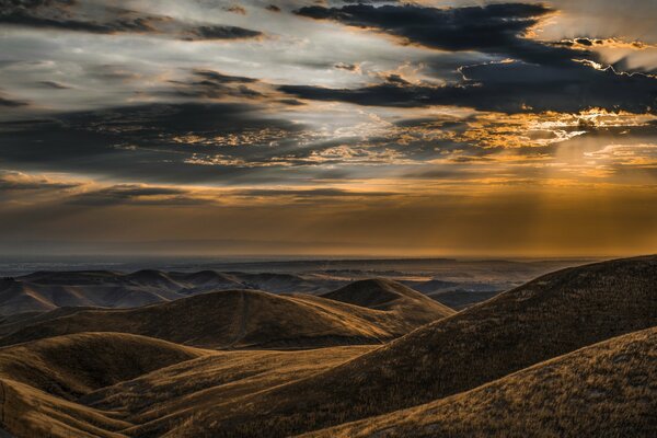 Himmlischer Sonnenuntergang der Berglandschaft