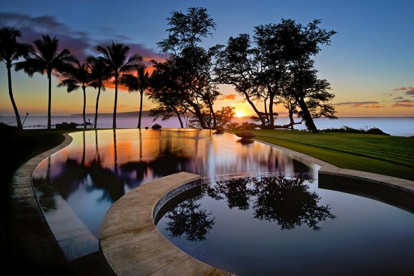 Orange Sonnenuntergang in der Reflexion des Pools