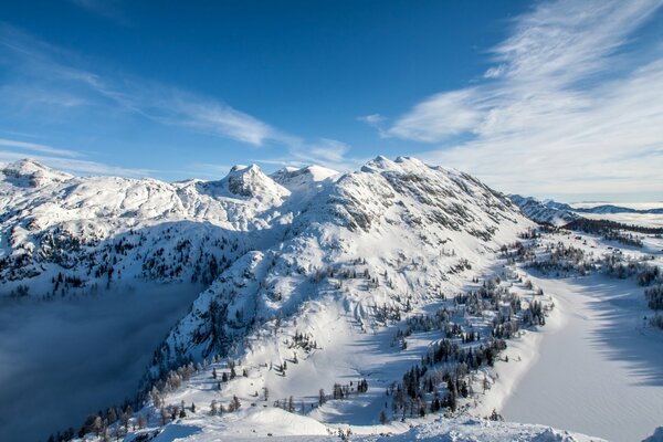 Panorama der Winterberge in sonnengetränkten Schneekappen