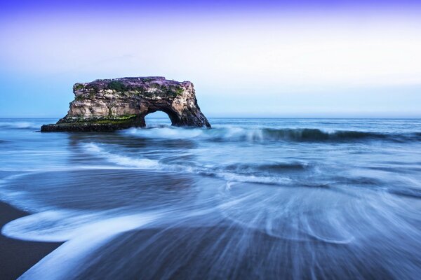 Una roca solitaria en el mar. Hermoso paisaje