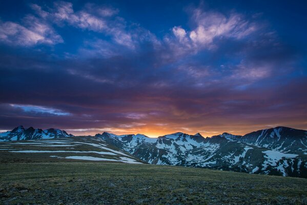 The sun disappeared behind the peaks of the mountains