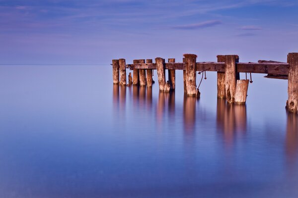 Der Himmel verschmilzt mit dem See am Horizont