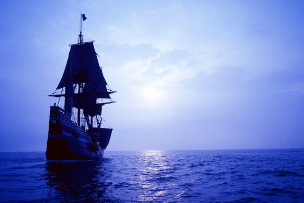 Un barco que navega lejos