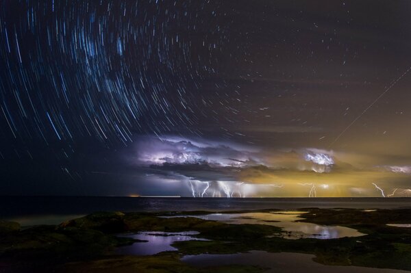 Tempesta e fulmini nel cielo notturno sulla costa Dell Isola di Moreton