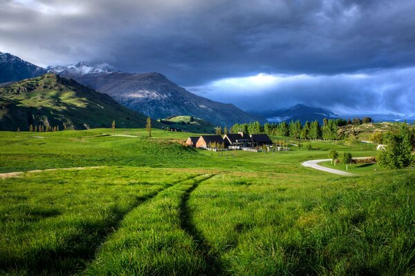 Valle di montagna su prati verdi