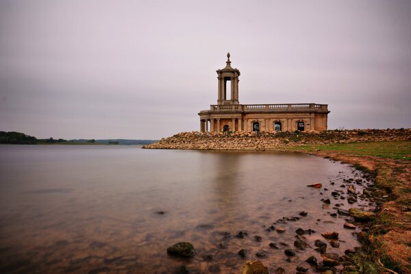 Église à proximité du lac de pierre