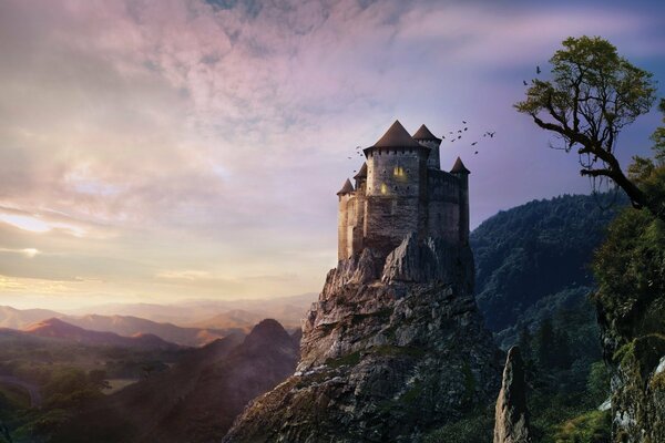 Fantástica historia en forma de castillo en una colina alta