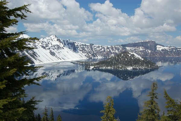 Crater Lake auf der Insel Crater Lake Nationalpark mit Reflexion darin