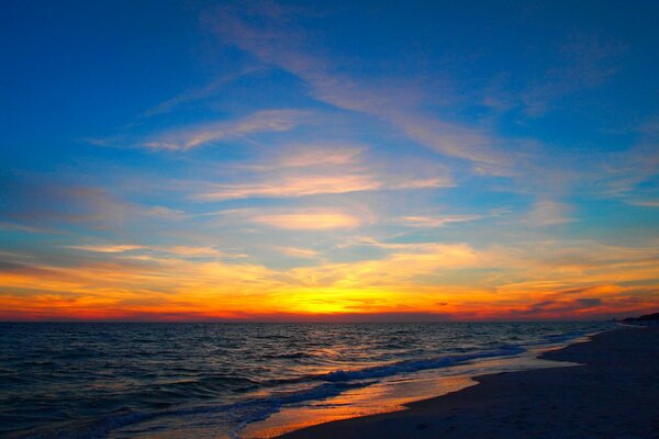 Bellissimo tramonto sulla spiaggia vicino al mare