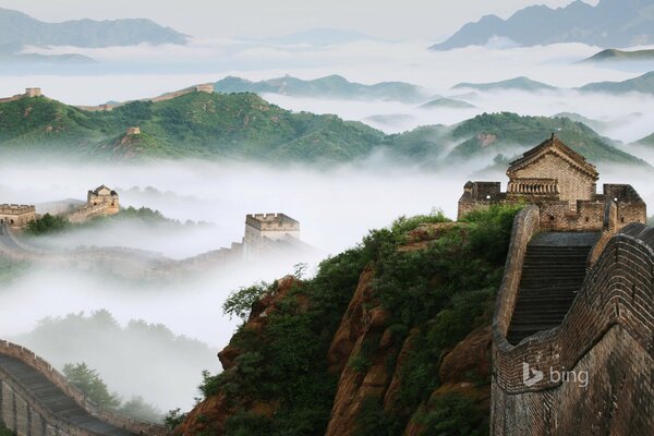 La gran muralla China. Montañas y niebla