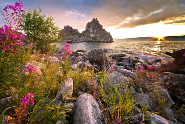 Lago con rocas y rocas