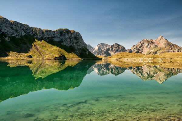 Lac sicilien dans les rochers en Italie